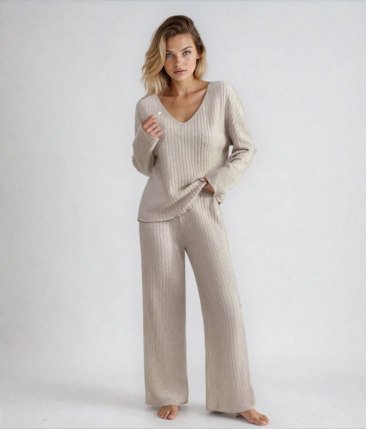 Vivienne™ – Deux-pièces avec pantalon droit et haut à col en V