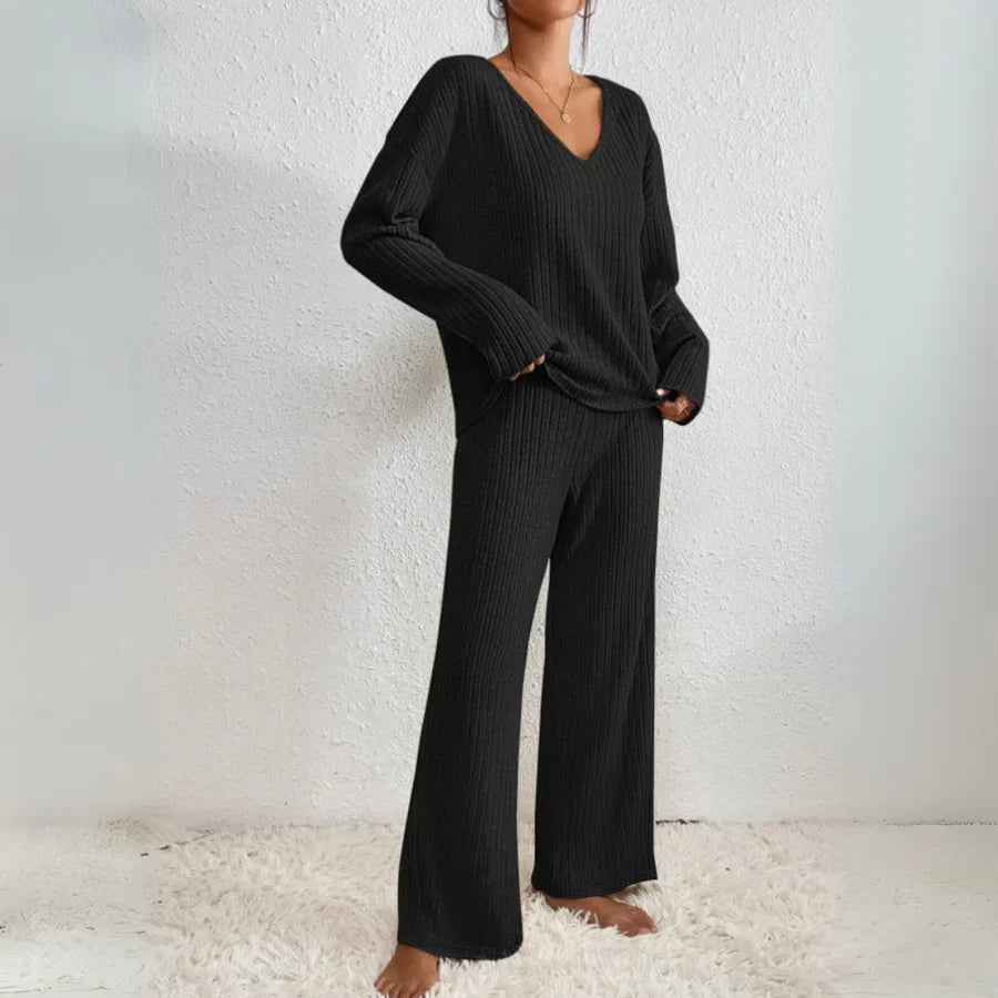 Vivienne™ – Deux-pièces avec pantalon droit et haut à col en V