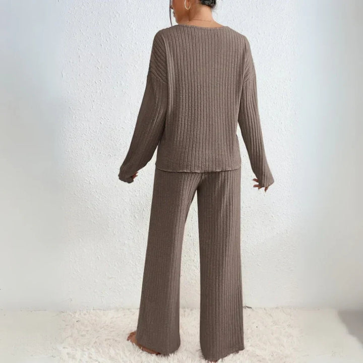 Vivienne™ – Deux-pièces avec pantalon droit et haut à col en V