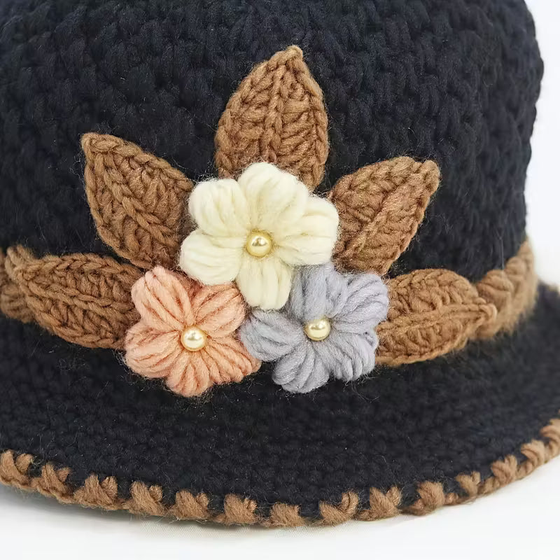 Le Chapeau d’Hiver Élégance Florale