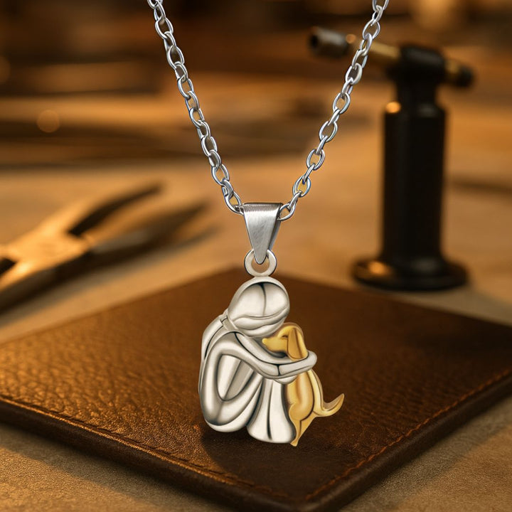 Collier avec pendentif “Étreinte”