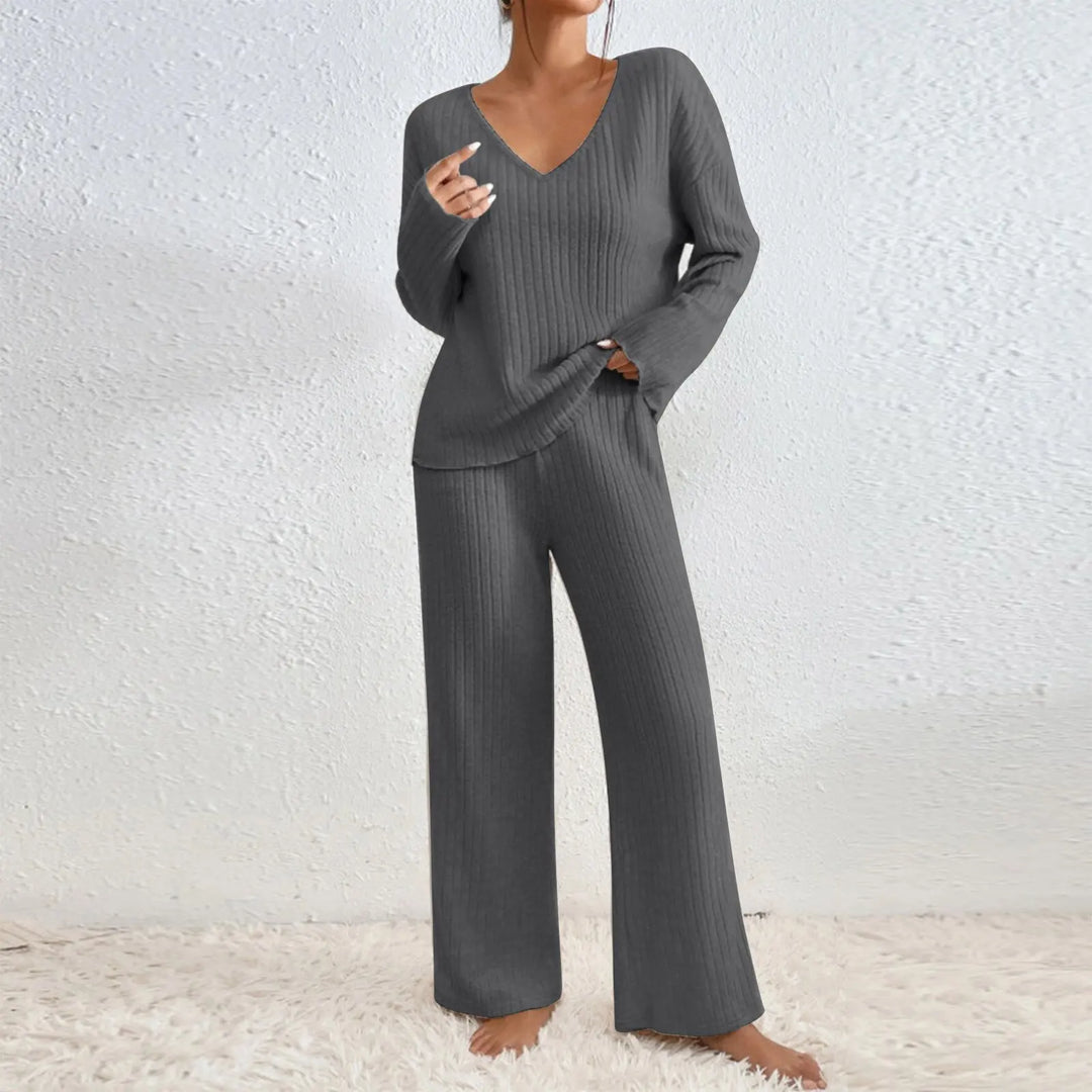 Vivienne™ – Deux-pièces avec pantalon droit et haut à col en V