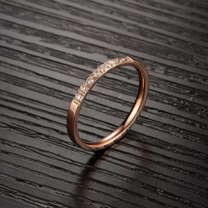 Bague intemporelle en or rose sertie de zircon
