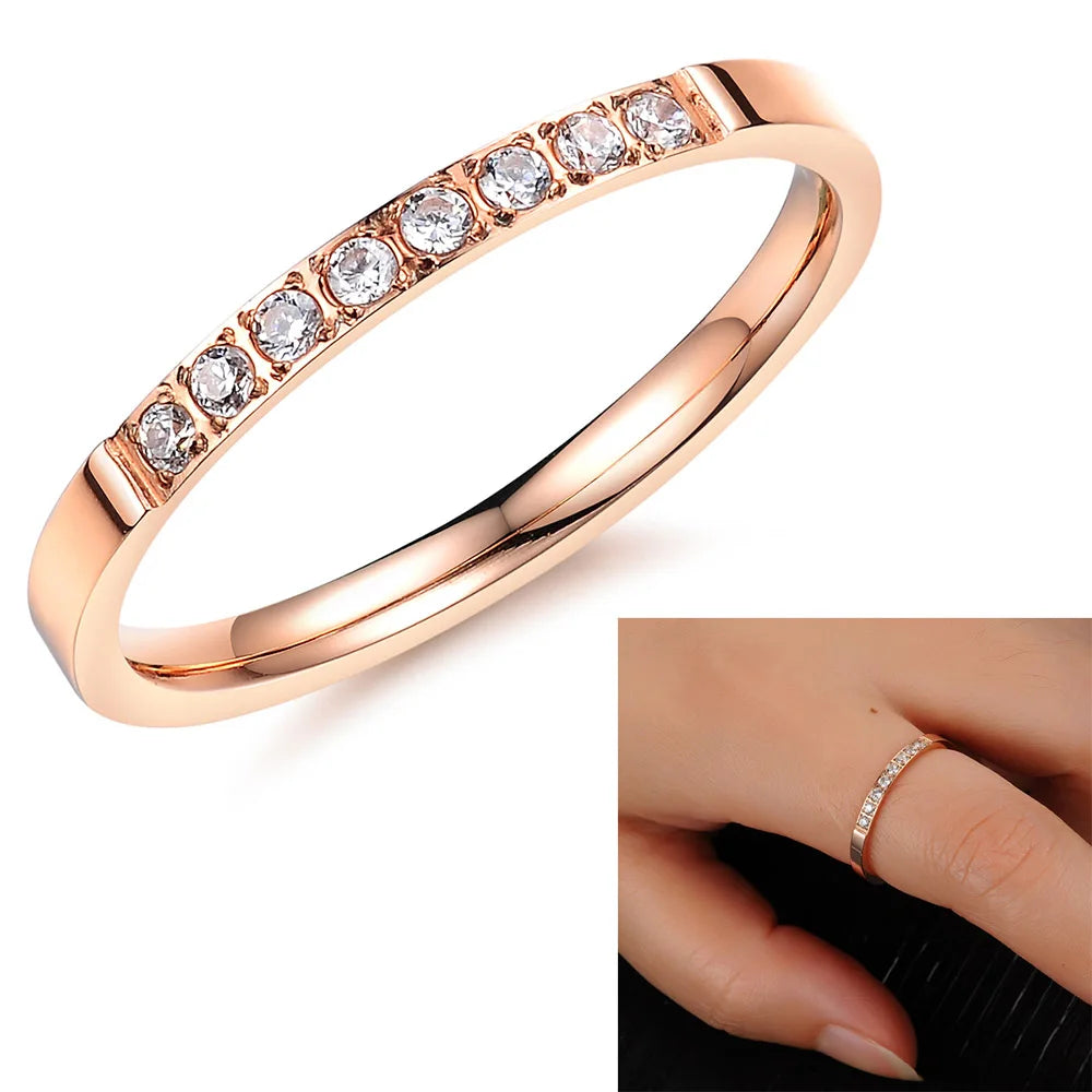 Bague intemporelle en or rose sertie de zircon
