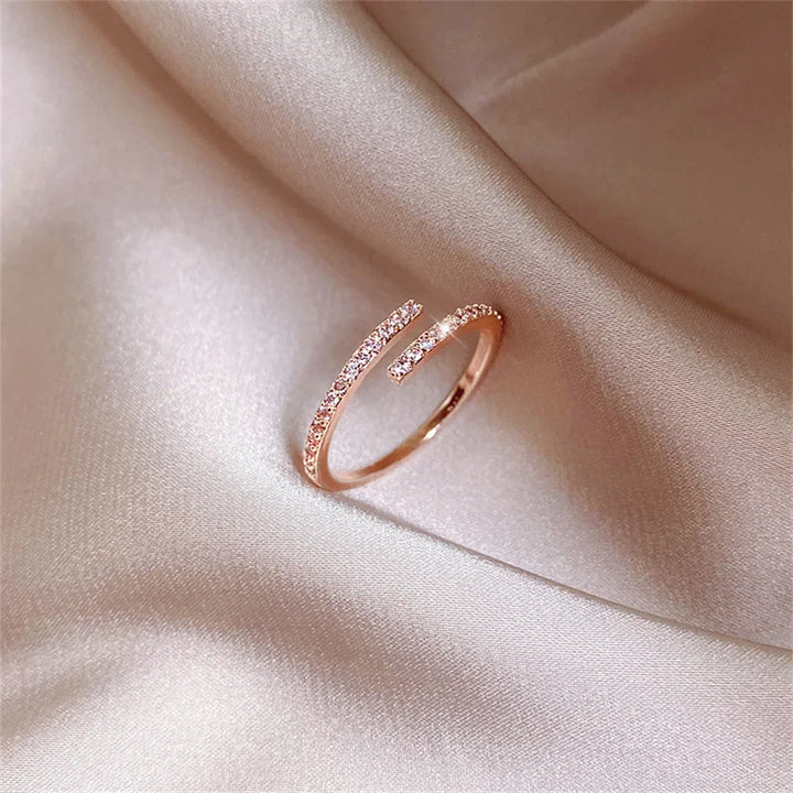 Bague ouverte en cristal et or rose intemporelle
