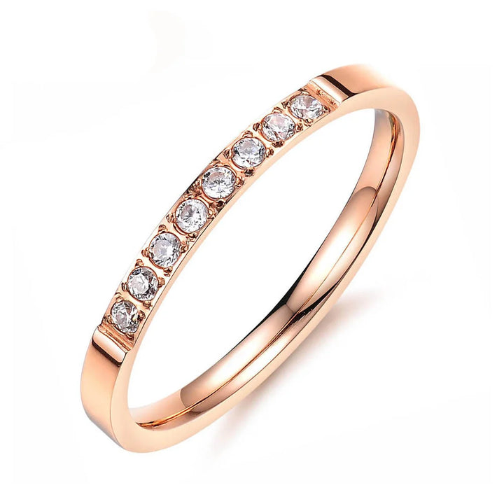 Bague intemporelle en or rose sertie de zircon