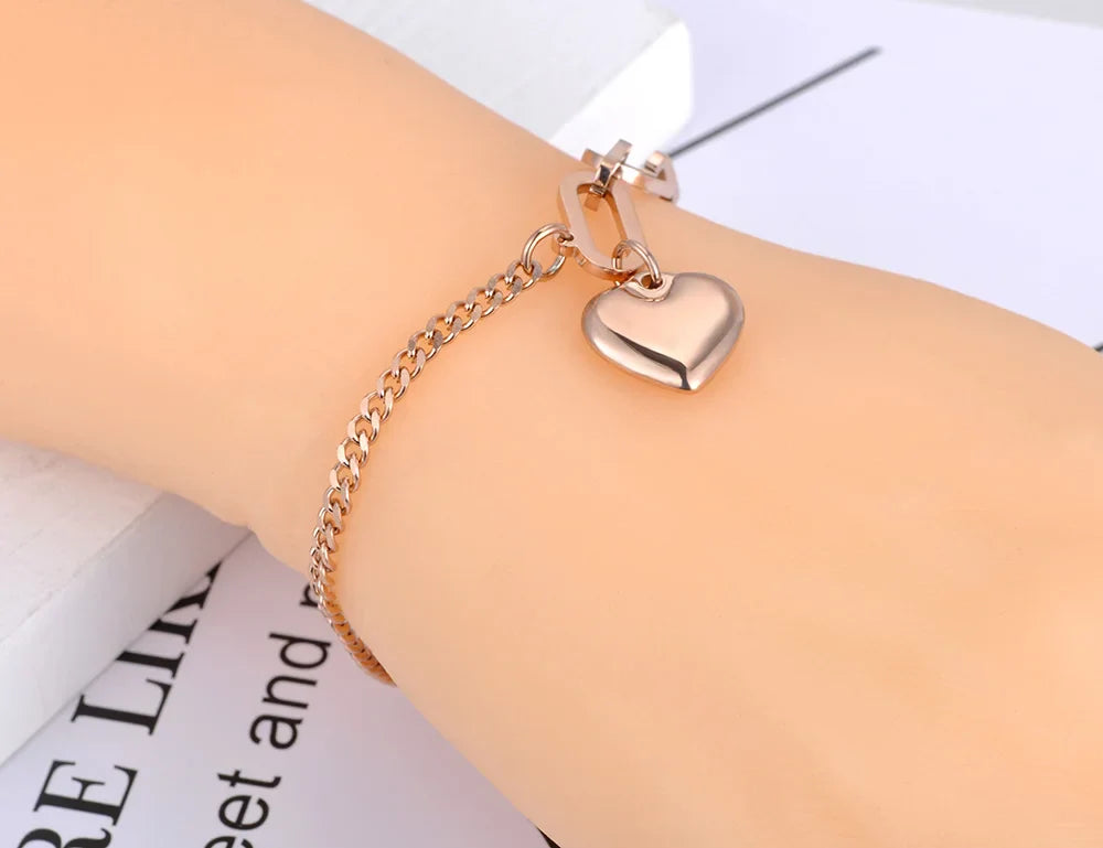 Bracelet en titane avec breloque cœur élégant