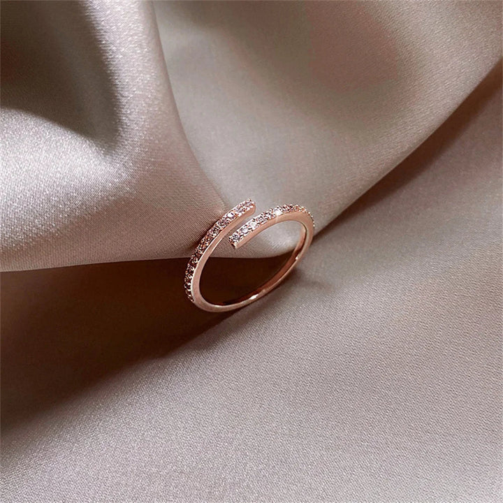 Bague ouverte en cristal et or rose intemporelle