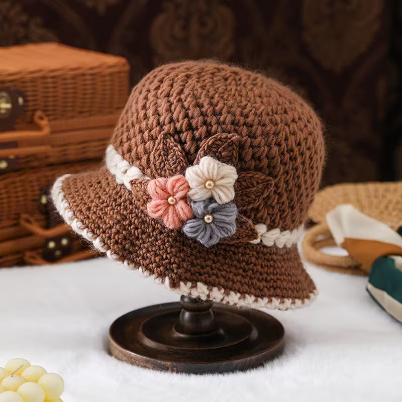 Le Chapeau d’Hiver Élégance Florale