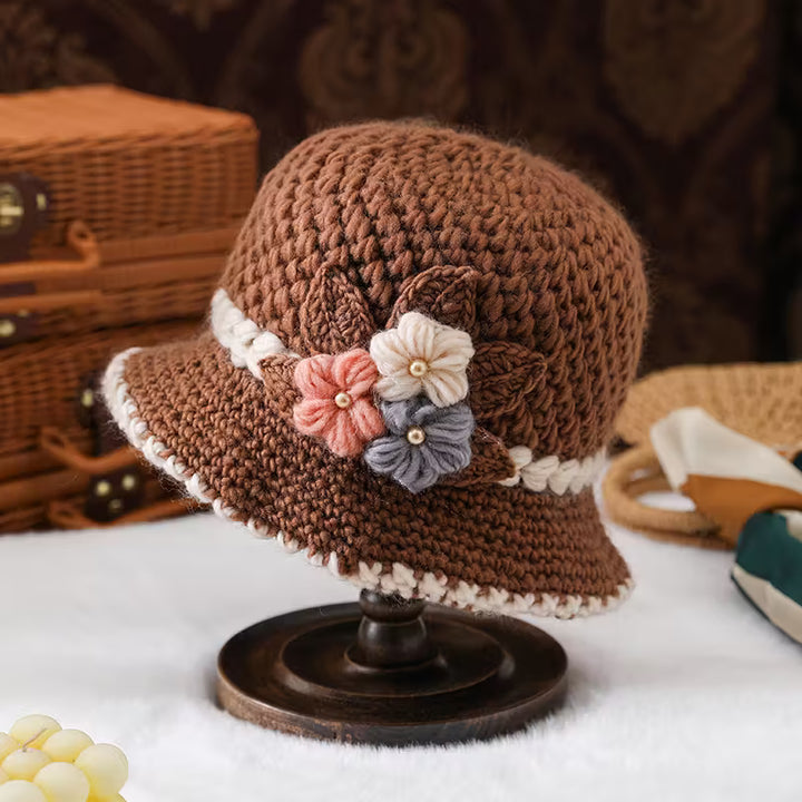 Le Chapeau d’Hiver Élégance Florale